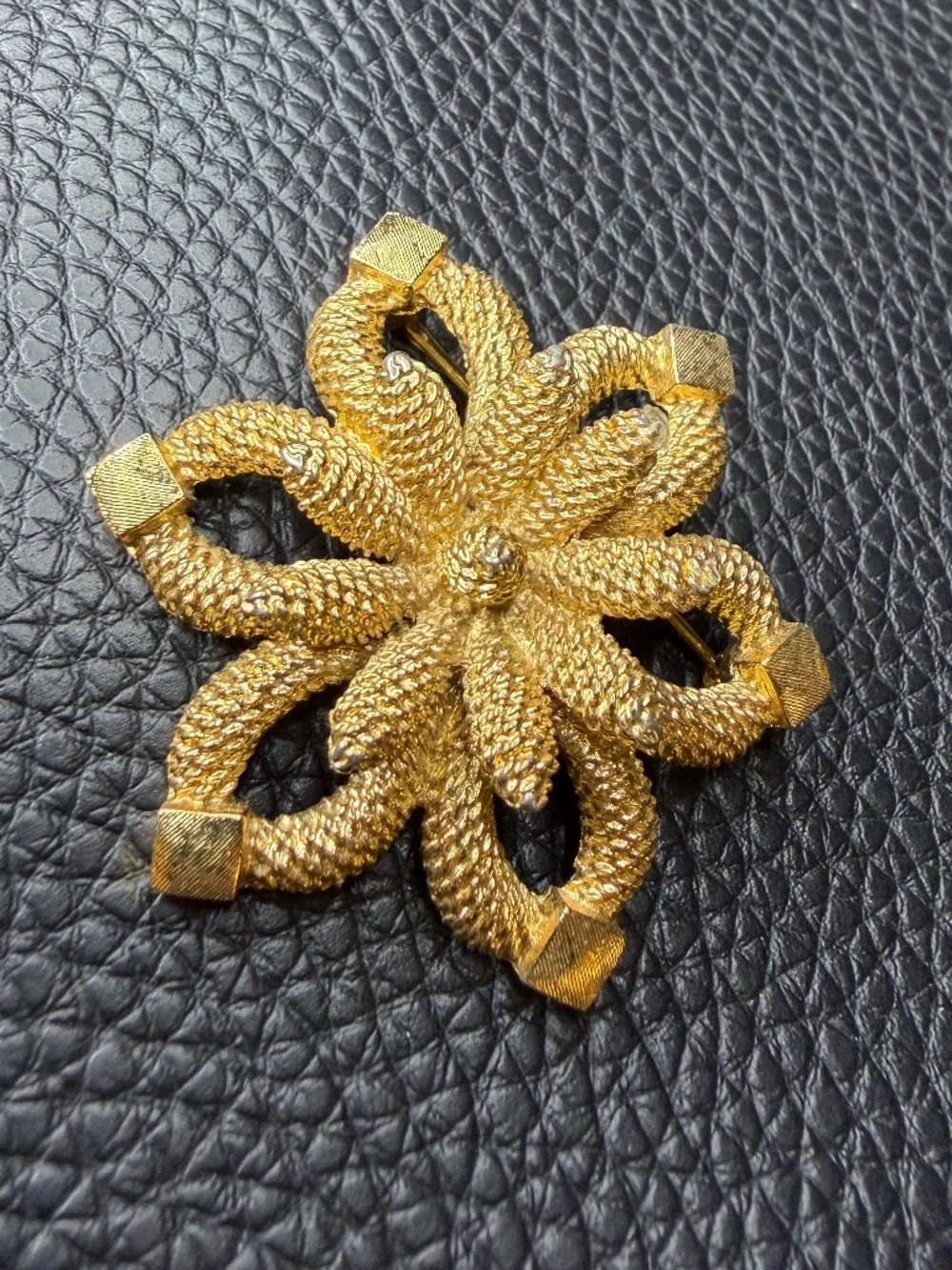 Vintage 1960s Monet Gold Tone Flower Floral Brooch 2